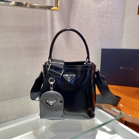 Prada  Новая модель сумки-бакета с гладкой поверхностью Артикул：