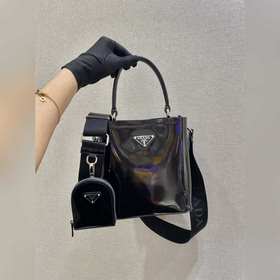 Prada  Новая модель сумки-бакета с гладкой поверхностью Артикул：