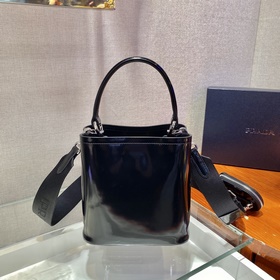 Prada  Новая модель сумки-бакета с гладкой поверхностью Артикул：