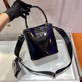 Prada  Новая модель сумки-бакета с гладкой поверхностью Артикул：