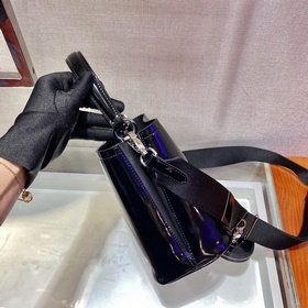 Prada  Новая модель сумки-бакета с гладкой поверхностью Артикул：