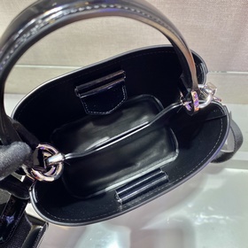 Prada  Новая модель сумки-бакета с гладкой поверхностью Артикул：