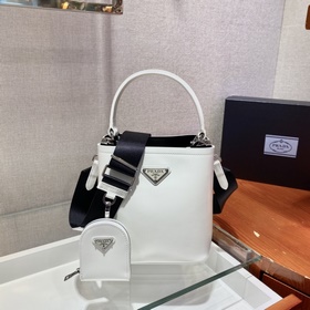 Prada  Новая модель сумки-бакета с гладкой поверхностью Артикул：