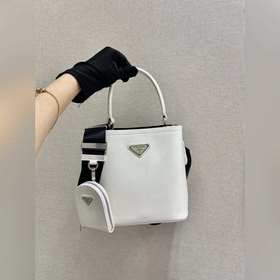 Prada  Новая модель сумки-бакета с гладкой поверхностью Артикул：