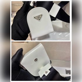 Prada  Новая модель сумки-бакета с гладкой поверхностью Артикул：