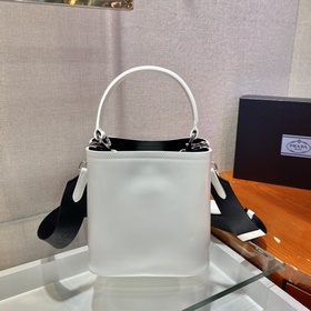 Prada  Новая модель сумки-бакета с гладкой поверхностью Артикул：