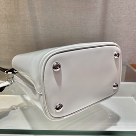 Prada  Новая модель сумки-бакета с гладкой поверхностью Артикул：