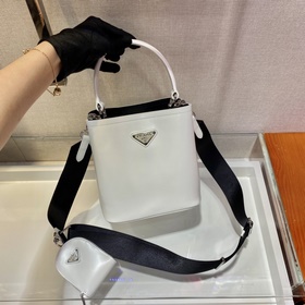Prada  Новая модель сумки-бакета с гладкой поверхностью Артикул：