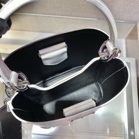 Prada  Новая модель сумки-бакета с гладкой поверхностью Артикул：