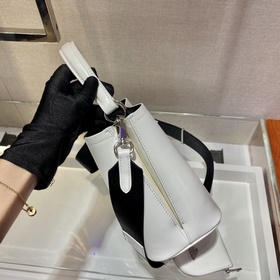 Prada  Новая модель сумки-бакета с гладкой поверхностью Артикул：