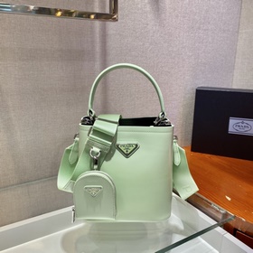 Prada  Новая модель сумки-бакета с гладкой поверхностью Артикул：