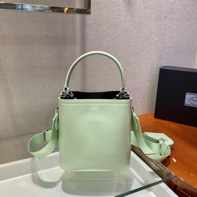 Prada  Новая модель сумки-бакета с гладкой поверхностью Артикул：