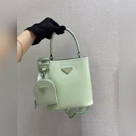 Prada  Новая модель сумки-бакета с гладкой поверхностью Артикул：