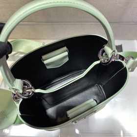 Prada  Новая модель сумки-бакета с гладкой поверхностью Артикул：