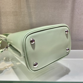 Prada  Новая модель сумки-бакета с гладкой поверхностью Артикул：