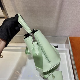 Prada  Новая модель сумки-бакета с гладкой поверхностью Артикул：