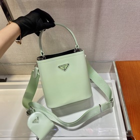 Prada  Новая модель сумки-бакета с гладкой поверхностью Артикул：