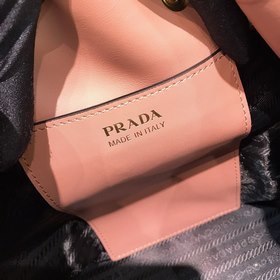 PRADA Модель： 1BE032 (сумка-ведро) Новая модель сумки-ведра от P