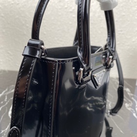 Новая мини-сумка Prada, модель № 1BA331 Новая сумка-бакет из кож