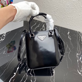 Новая мини-сумка Prada, модель № 1BA331 Новая сумка-бакет из кож