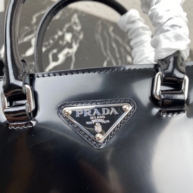 Новая мини-сумка Prada, модель № 1BA331 Новая сумка-бакет из кож