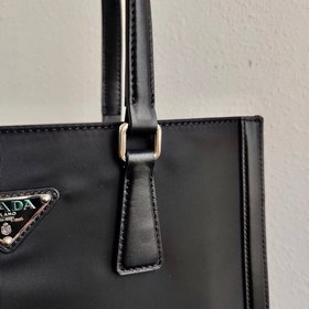 Новая сумка Prada Артикул： 1BG363 Эта сумка с кожаными ручкамизго