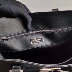 Новая сумка Prada Артикул： 1BG363 Эта сумка с кожаными ручкамизго