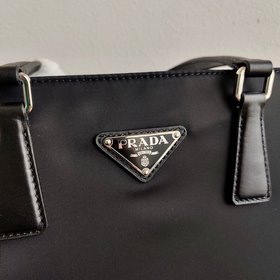 Новая сумка Prada Артикул： 1BG363 Эта сумка с кожаными ручкамизго
