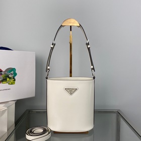 Prada Новая сумка-бакет Модель： 1BE059 Эта сумка-бакет изготовле