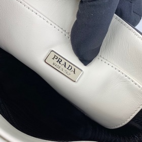 Prada Новая сумка-бакет Модель： 1BE059 Эта сумка-бакет изготовле
