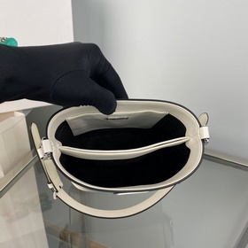 Prada Новая сумка-бакет Модель： 1BE059 Эта сумка-бакет изготовле