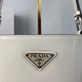 Prada Новая сумка-бакет Модель： 1BE059 Эта сумка-бакет изготовле
