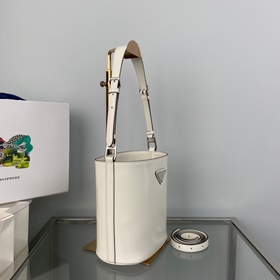 Prada Новая сумка-бакет Модель： 1BE059 Эта сумка-бакет изготовле