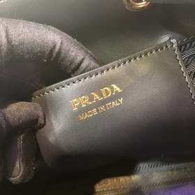 Prada Новый номер модели： 1BZ032 Сумка-бакет Изготовлена из импо