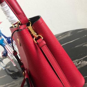 Prada Артикул： 1BA21 Сумка с двумя отделениямиз кожи Saffiano Ко