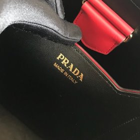 Prada Артикул： 1BA21 Сумка с двумя отделениямиз кожи Saffiano Ко