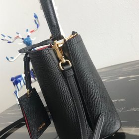 Модель Prada： 1BA217 (мини-размер) Сумка-бочка из кожи Saffiano К