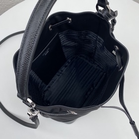 Prada Новая сумка-бакет Модель： 1BE055 Новая сумка-ведро из ней