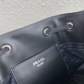 Prada Новая сумка-бакет Модель： 1BE055 Новая сумка-ведро из ней