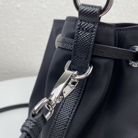 Prada Новая сумка-бакет Модель： 1BE055 Новая сумка-ведро из ней