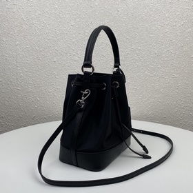 Prada Новая сумка-бакет Модель： 1BE055 Новая сумка-ведро из ней