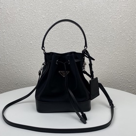 Prada Новая сумка-бакет Модель： 1BE055 Новая сумка-ведро из ней