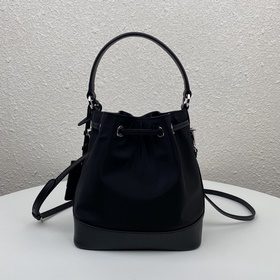 Prada Новая сумка-бакет Модель： 1BE055 Новая сумка-ведро из ней