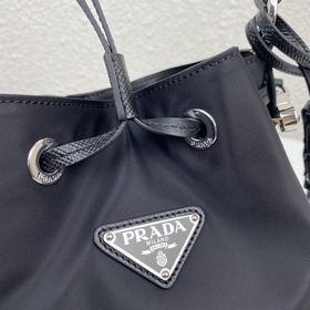 Prada Новая сумка-бакет Модель： 1BE055 Новая сумка-ведро из ней