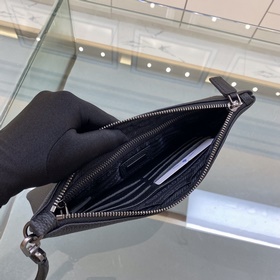 Prada  Ультратонкая сумка из плотной кожи личи Мягкая и удобная 
