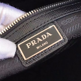 PRADA Новая модель сумки через плечо для осени-зимы Артикул： 1BD