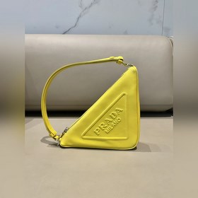 Prada Треугольная сумка Артикул： 1NQ043 Новая модель Эта треугол