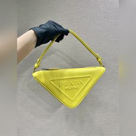 Prada Треугольная сумка Артикул： 1NQ043 Новая модель Эта треугол