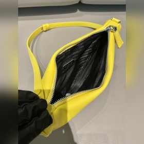 Prada Треугольная сумка Артикул： 1NQ043 Новая модель Эта треугол