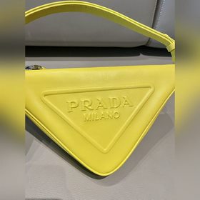 Prada Треугольная сумка Артикул： 1NQ043 Новая модель Эта треугол